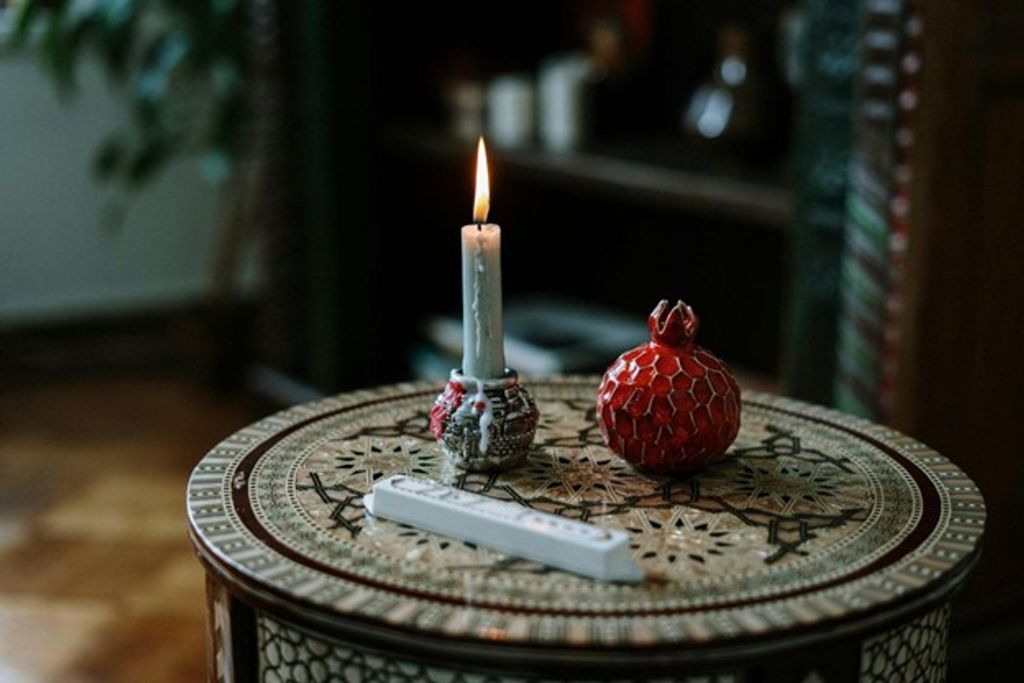 https://images.pexels.com/photos/4033474/pexels-photo-4033474.jpeg עיצוב שולחן שבת יוקרתי עם פמוטים אלגנטיים